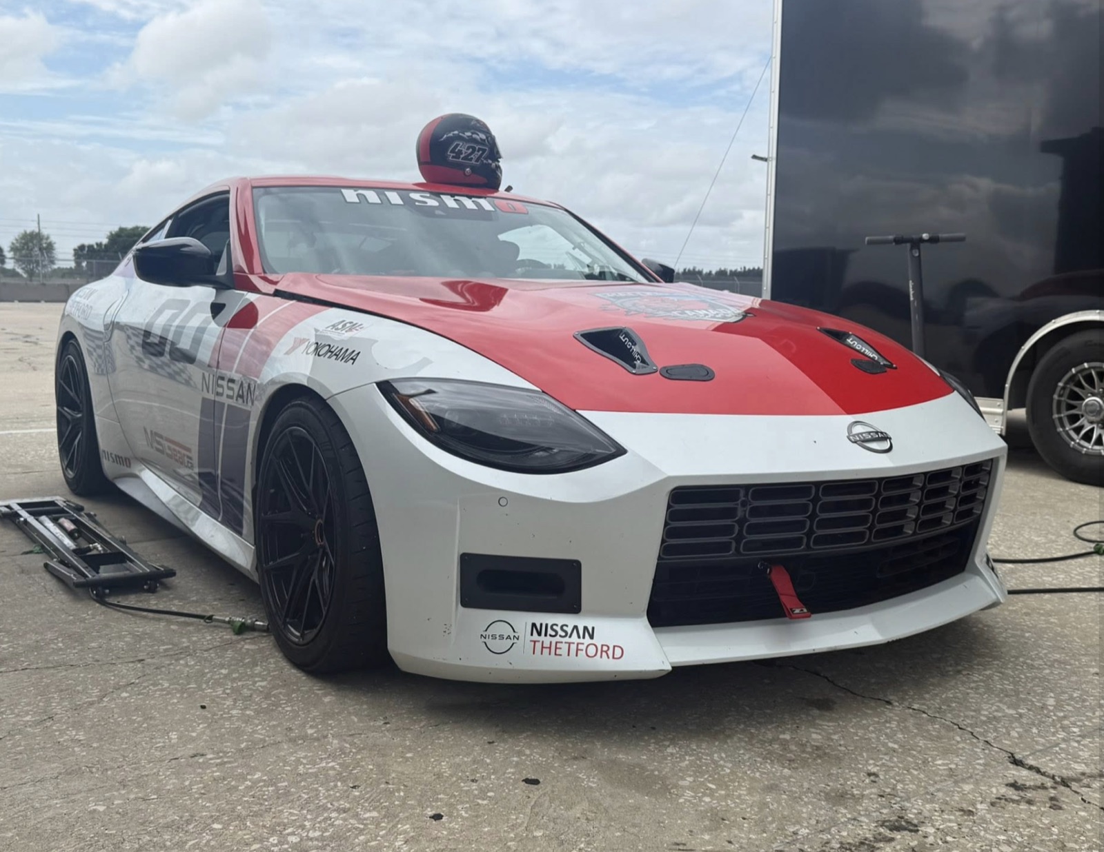 Nissan Z #427 — livrée Challenge Canada